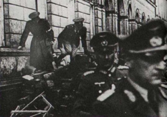 Предательство и измена. Войска генерала Власова в Чехии. i_041.jpg