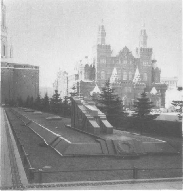 У Кремлевской стены (сборник) i_205.jpg