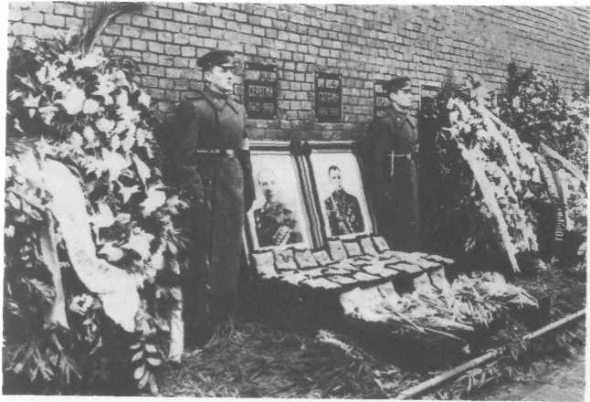 У Кремлевской стены (сборник) i_208.jpg