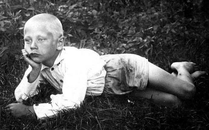 Детская книга войны - Дневники 1941-1945 NaehtomfotoMishe9let.jpg