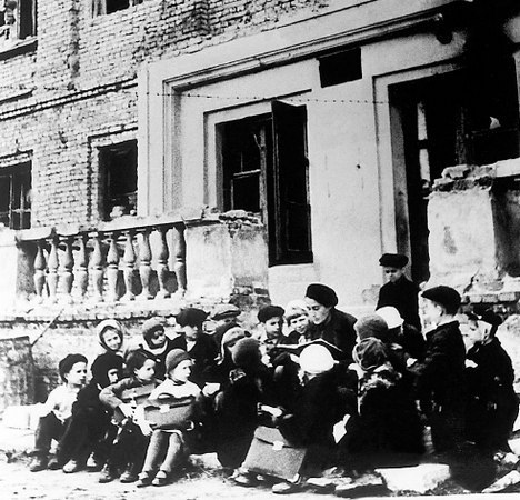 Детская книга войны - Дневники 1941-1945 Vsamyesurovyedniblokady.jpg