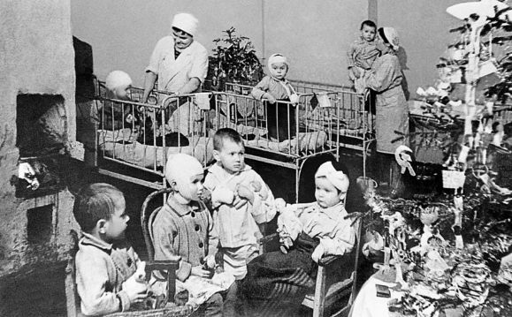 Детская книга войны - Дневники 1941-1945 Nesmotrjanaobstanovku.jpg