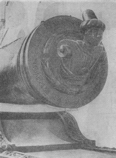 Царь-пушка DetalVingradasizobrazhenimpersa.PushkaNovyjjpers.MasterMartjanOsipov.1685g..jpg