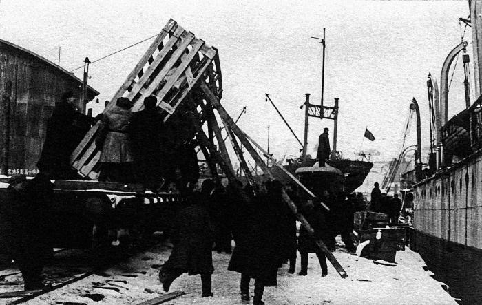 «Дирежаблестрой» на Долгопрудной: 1934-й, один год из жизни _26vygruzkadirizhablejjvportuvladivostokamart1934goppman.jpg