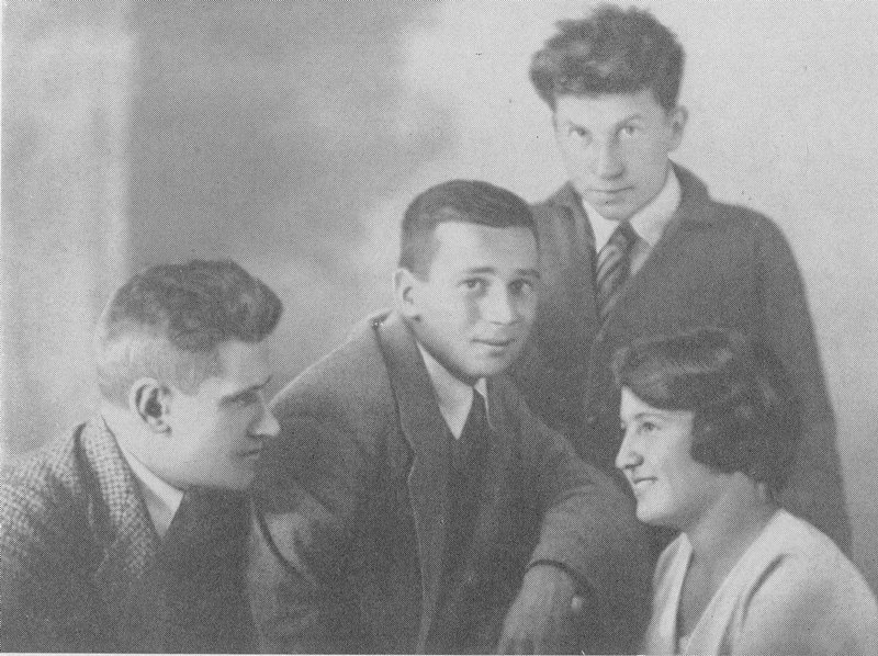 Александр Гитович _7.B.LiarevA.GitovichN.ZHdanovistudentkatashkentskogouniversiteta.Tashkent1936.jpg