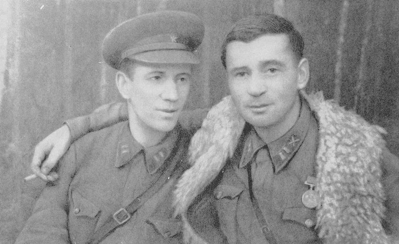 Александр Гитович _9.A.CHiviliiniA.Gitovich.Volovskijjfront1942.jpg