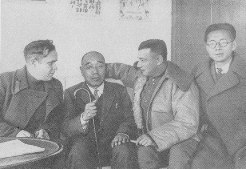 Александр Гитович _10.B.BursoviA.Gitovichskorejjskimidruzjami.Koreja1947.jpg