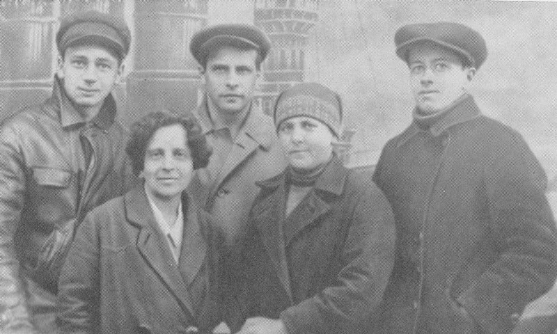 Александр Гитович _2.A.GitovichV.SaarovL.Ramanovirabotnikimurmanskojjbiblioteki.Murmansk1930.jpg