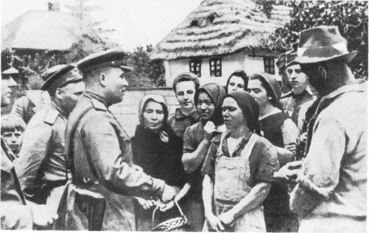 Год 1944-й. Зарницы победного салюта i_098.jpg
