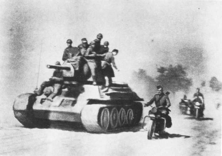 Год 1944-й. Зарницы победного салюта i_084.jpg