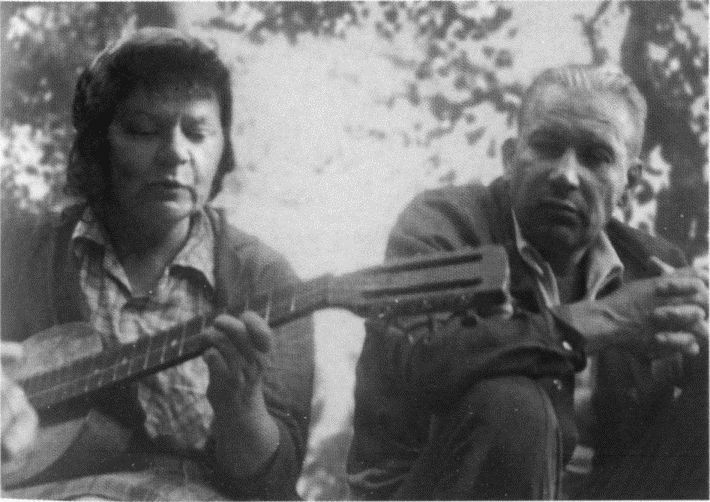 Мяч, оставшийся в небе. Автобиографическая проза. Стихи i_050.jpg