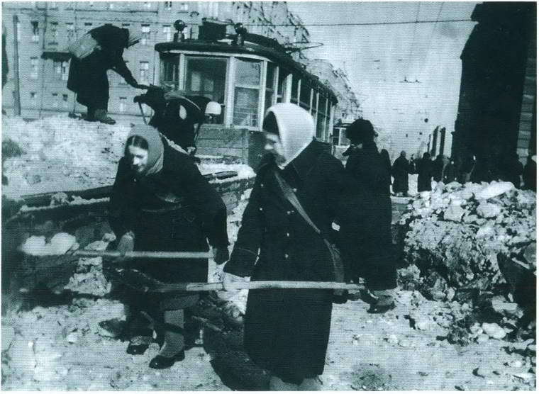 Повседневная жизнь блокадного Ленинграда i_017.jpg