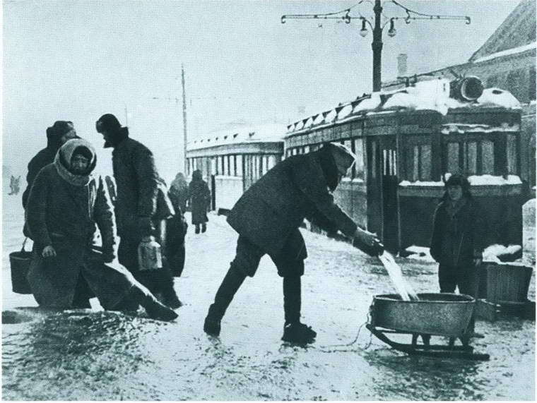 Повседневная жизнь блокадного Ленинграда i_027.jpg
