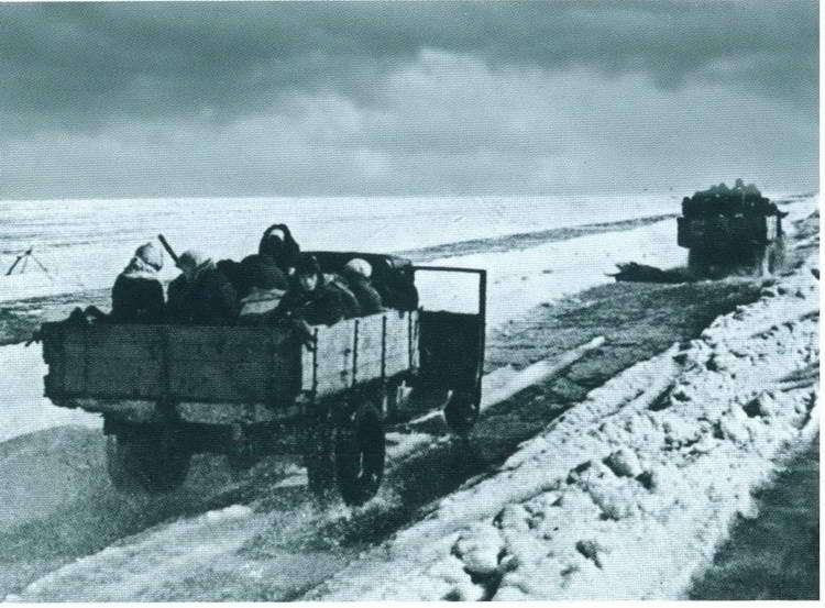 Повседневная жизнь блокадного Ленинграда i_049.jpg