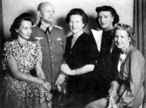 Загубленная жизнь Евы Браун i_052.jpg