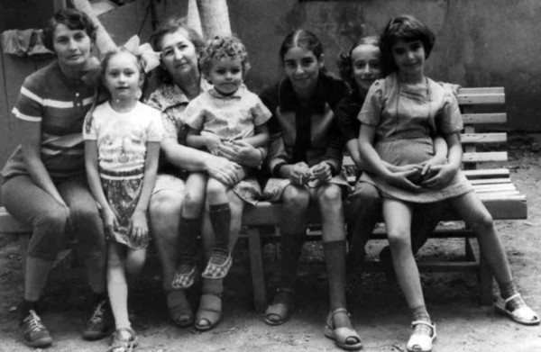 Наша бесценная доктор Ценная (воспоминания о нашей маме) i_154.jpg