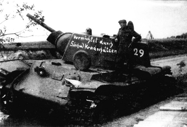 Тяжёлый танк КВ в бою i_010.jpg