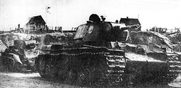 Тяжёлый танк КВ в бою i_011.jpg