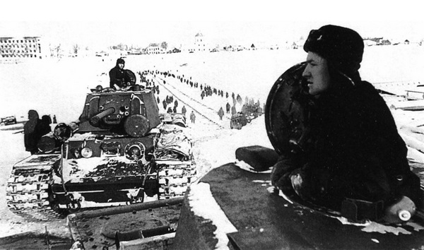 Тяжёлый танк КВ в бою i_021.jpg