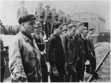 Всеобщая история кино. Том 6 (Кино в период войны 1939-1945) i_019.jpg