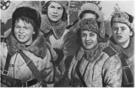 Всеобщая история кино. Том 6 (Кино в период войны 1939-1945) i_043.jpg