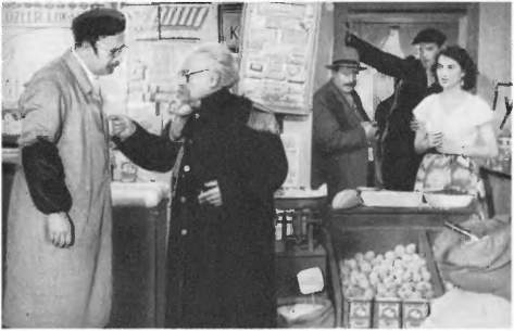 Всеобщая история кино. Том 6 (Кино в период войны 1939-1945) i_062.jpg