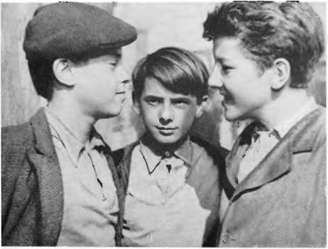 Всеобщая история кино. Том 6 (Кино в период войны 1939-1945) i_009.jpg