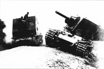 Тяжелый танк КВ в бою i_012.jpg