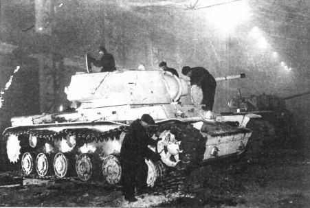 Тяжелый танк КВ в бою i_018.jpg