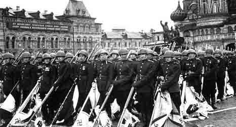 Смерть, идущая по следу… (интернет-версия) Dyatloff_group_parade_of_victory_1.jpg