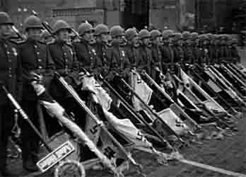 Смерть, идущая по следу… (интернет-версия) Dyatloff_group_parade_of_victory_2.jpg