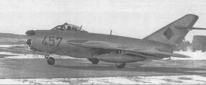 Энциклопедия современной военной авиации 1945-2002: Часть 1. Самолеты pic_66.jpg