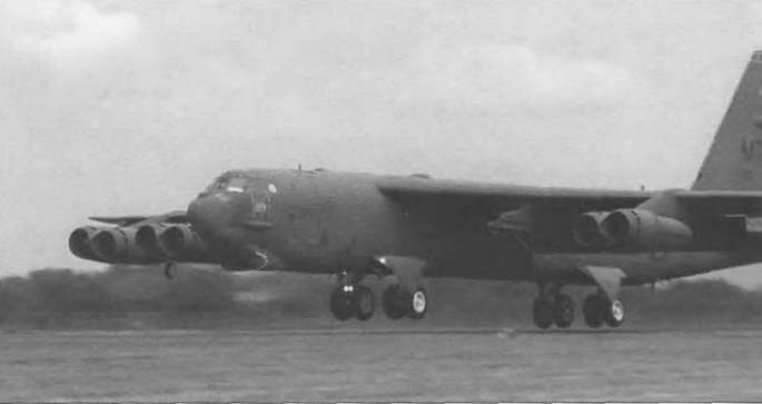 Энциклопедия современной военной авиации 1945-2002: Часть 1. Самолеты pic_83.jpg