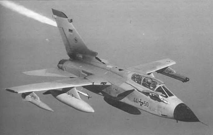 Энциклопедия современной военной авиации 1945-2002: Часть 1. Самолеты pic_271.jpg