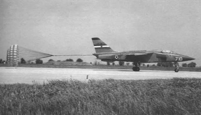 Энциклопедия современной военной авиации 1945-2002: Часть 1. Самолеты pic_278.jpg