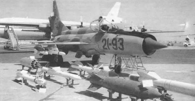 Энциклопедия современной военной авиации 1945-2002: Часть 1. Самолеты pic_314.jpg