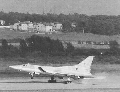 Энциклопедия современной военной авиации 1945-2002: Часть 1. Самолеты pic_384.jpg