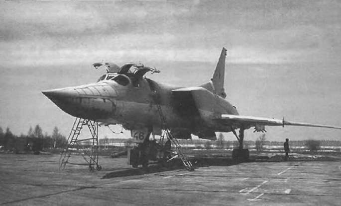 Энциклопедия современной военной авиации 1945-2002: Часть 1. Самолеты pic_385.jpg