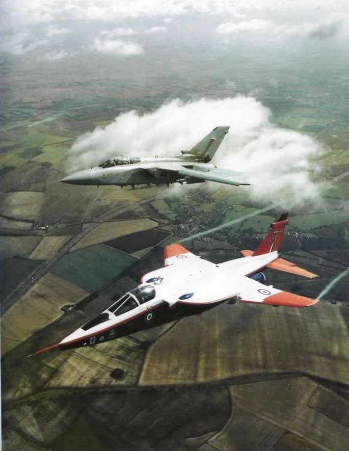 Энциклопедия современной военной авиации 1945-2002: Часть 3. Фотоколлекция pic_13.jpg