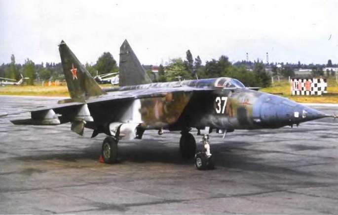 Энциклопедия современной военной авиации 1945-2002: Часть 3. Фотоколлекция pic_21.jpg