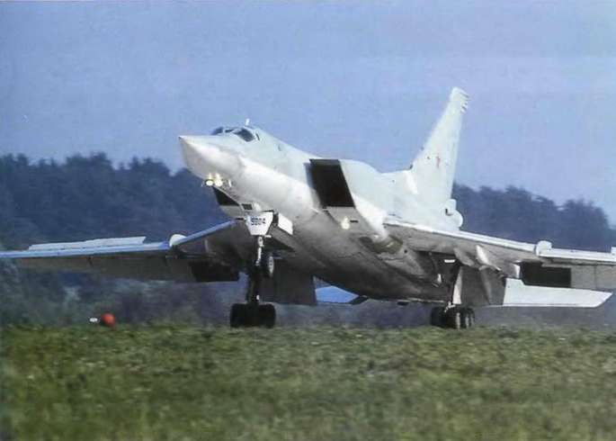 Энциклопедия современной военной авиации 1945-2002: Часть 3. Фотоколлекция pic_42.jpg