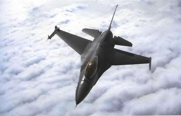 Энциклопедия современной военной авиации 1945-2002: Часть 3. Фотоколлекция pic_60.jpg
