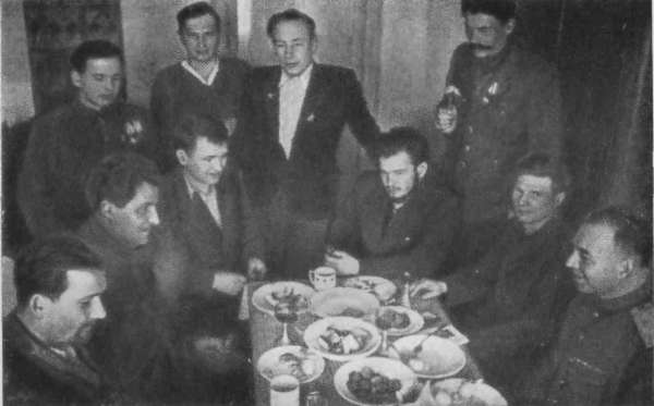 Разные дни войны. Дневник писателя, т.2. 1942-1945 годы i_070.jpg